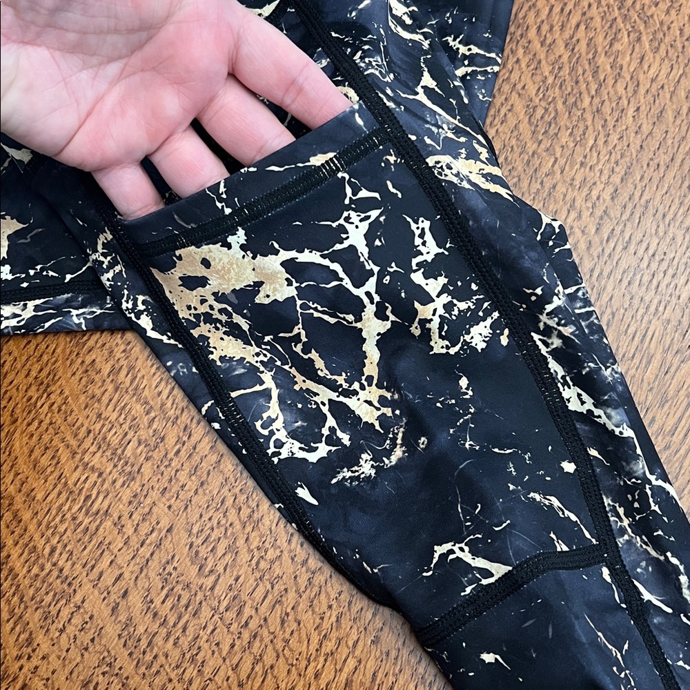 NWOT CVG Marble Print Capri Length Leggings - Picture 3 of 4